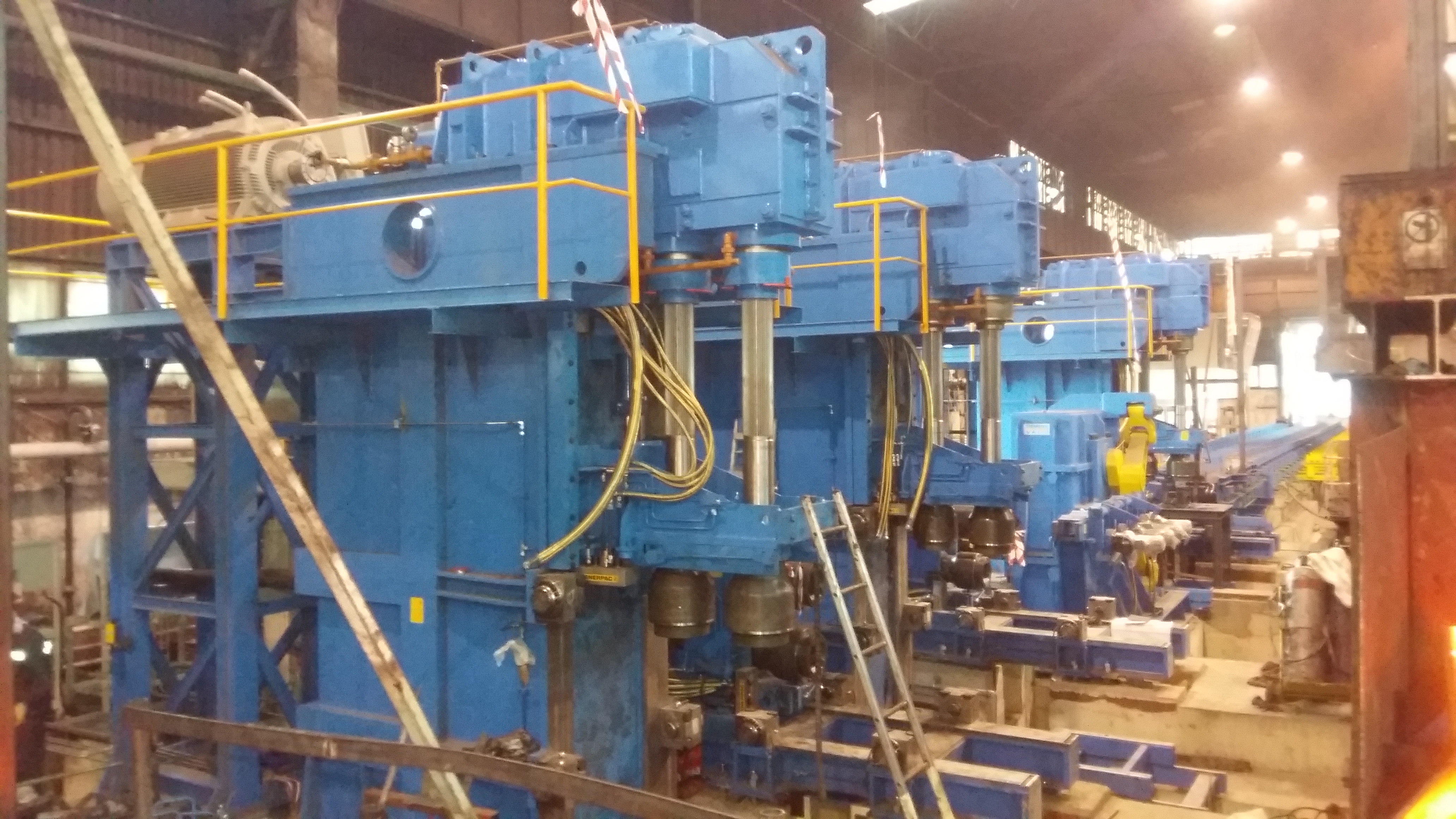 Installation de machines équipement de levage transport de machines